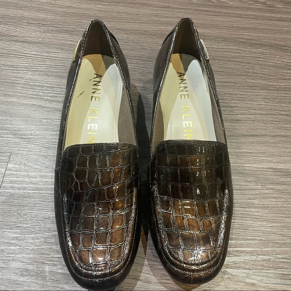 Brown Patent Croc Print Anne Klein Loafers Size 6 - Picture 2 of 4